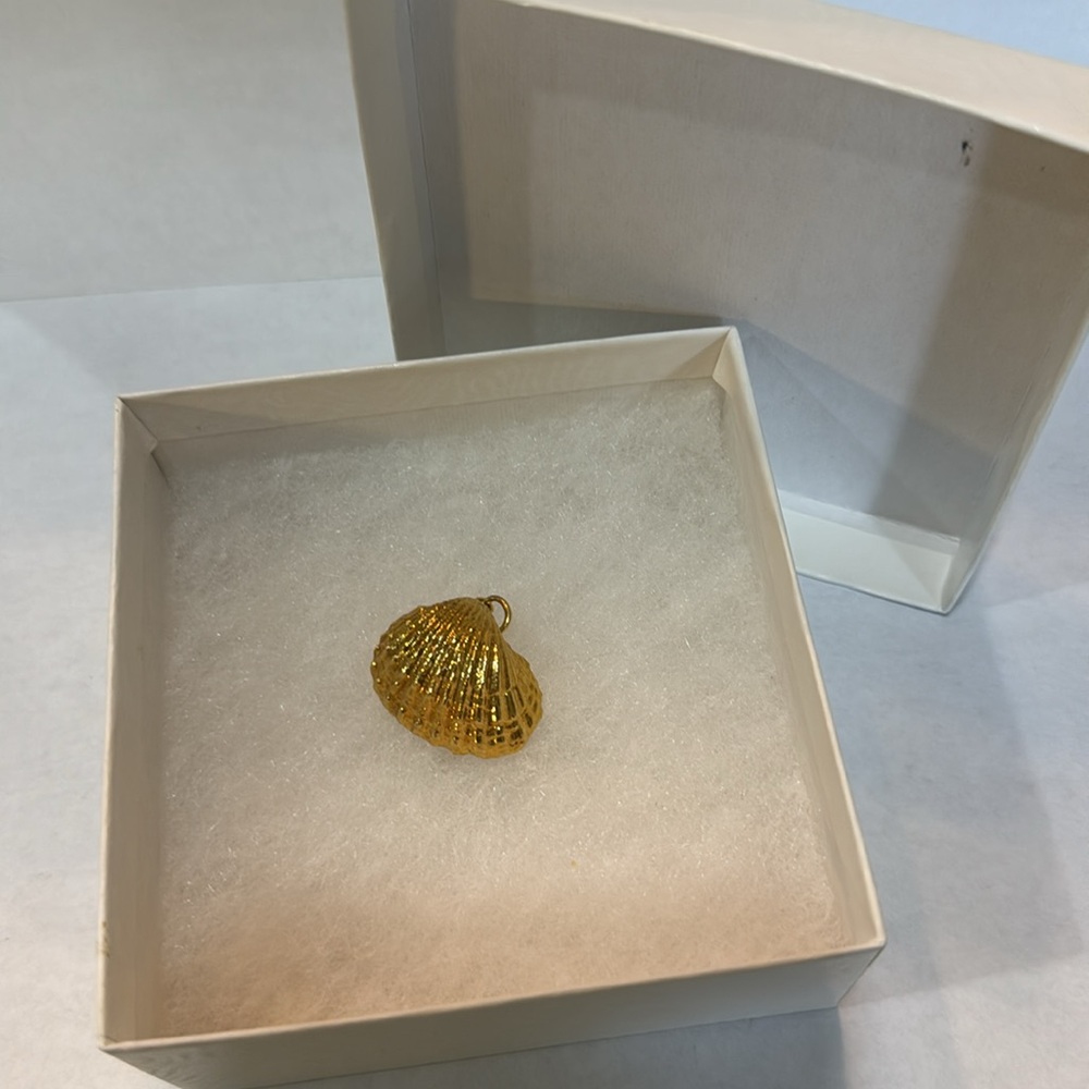 Gold Tone Shell Pendant‎ - Picture 3 of 3
